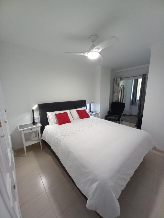 Refurbished 2-Bed Apartment Burriana Beach. Nerja Eksteriør billede